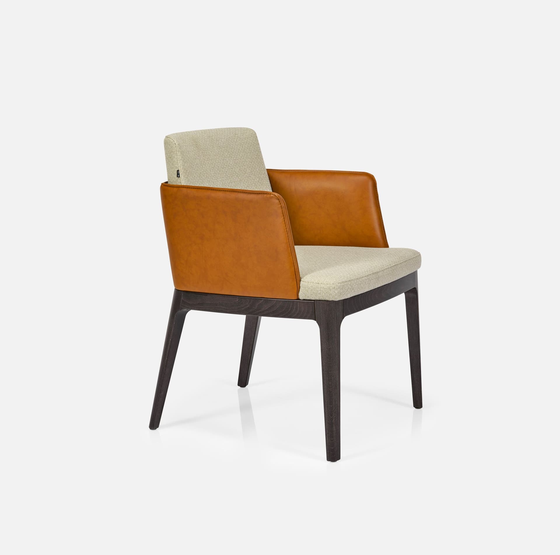 Chaise Bergere Jane par Zelder en bois hêtre naturel et revètement simili coloris blanc cassé