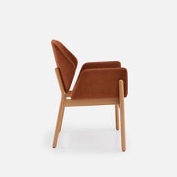 Chaise Accoudoirs Mireille par Zelder en hêtre naturel et tissu coloris taupe