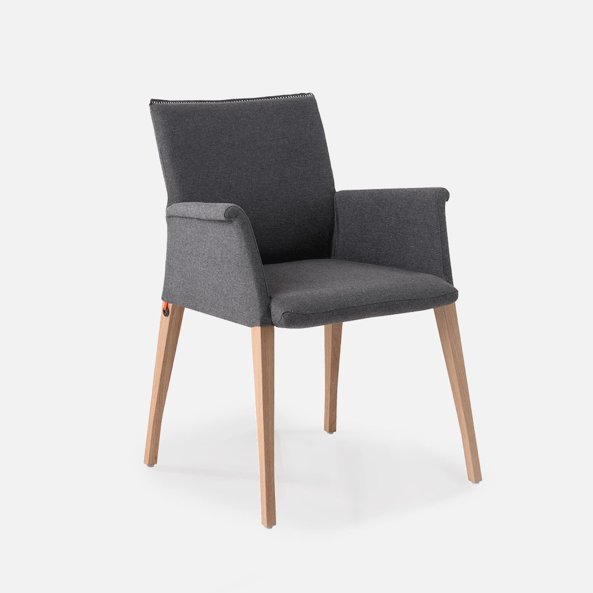 Chaise Accoudoirs Monica Xl par Zelder en teinte de bois hêtre naturel et revêtement tissu coloris gris